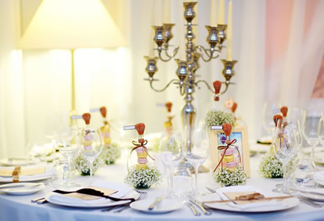 Tischgedecke für Festessen ~ Tische zum Hochzeitessen eindecken